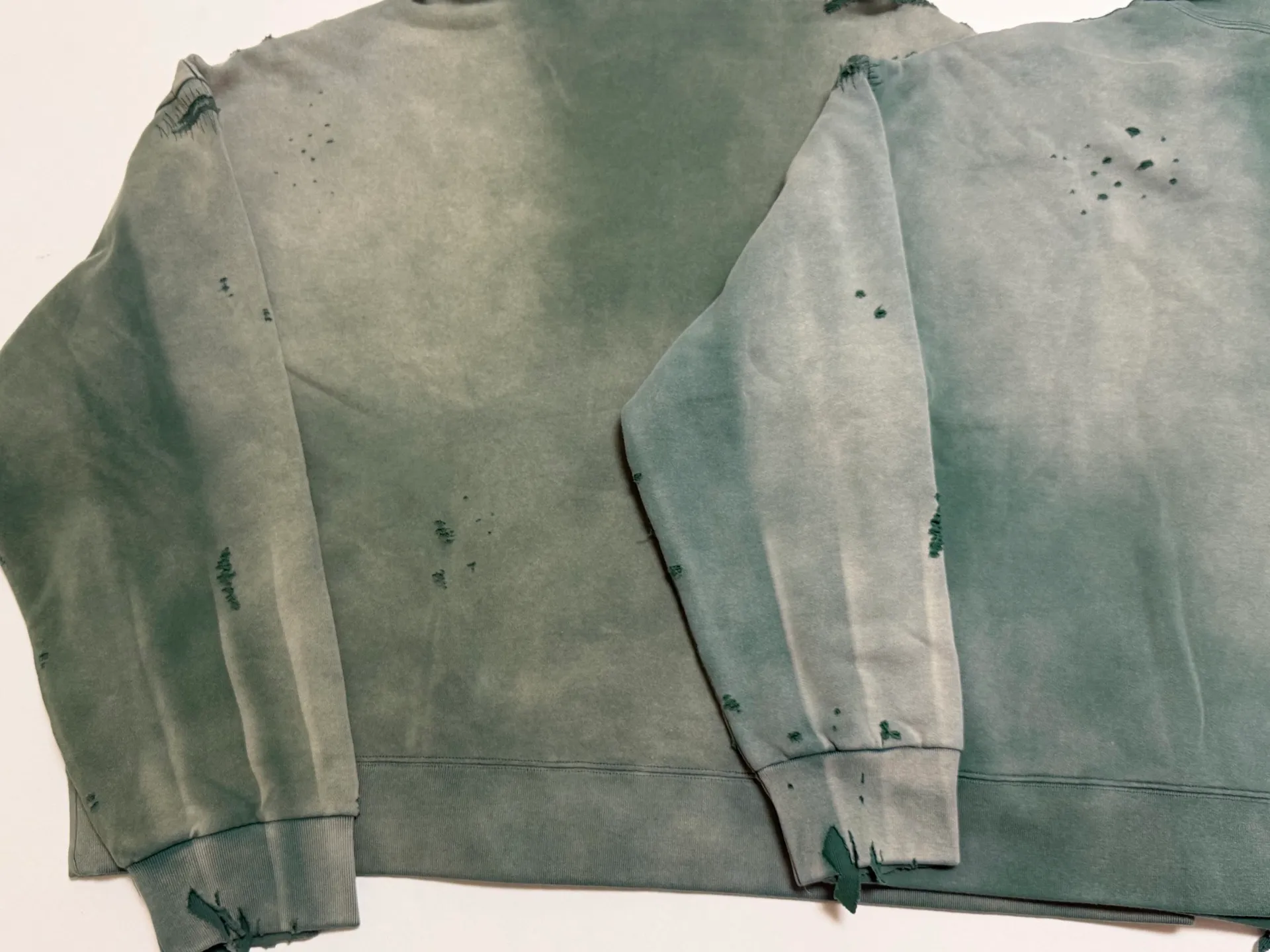 Preliminary prototype (the color will be adjusted for large quantities) SAINT Mxxxxxx DBL FACE ZIP UP HOODIE/GREEN Double-layer destroyed waffle zipper jacket, washed green S-XL, a style that has been used in the summer. After constant and detailed polishing, it is finally shipped. The finished product is simply a work of art. Super heavy washing and distressing. Multiple horse water fading. Excessive hand-made wormhole destruction processing. Deconstruction and reconstruction embroidery technology. Customized zipper with LOGO. The color details of the zipper webbing are also correct. The original grade fruit main label and the washing water label are top purchasing grade. The lining is covered with a layer of waffle fabric, which makes the overall texture stronger and increases the comfort and warmth of wearing.